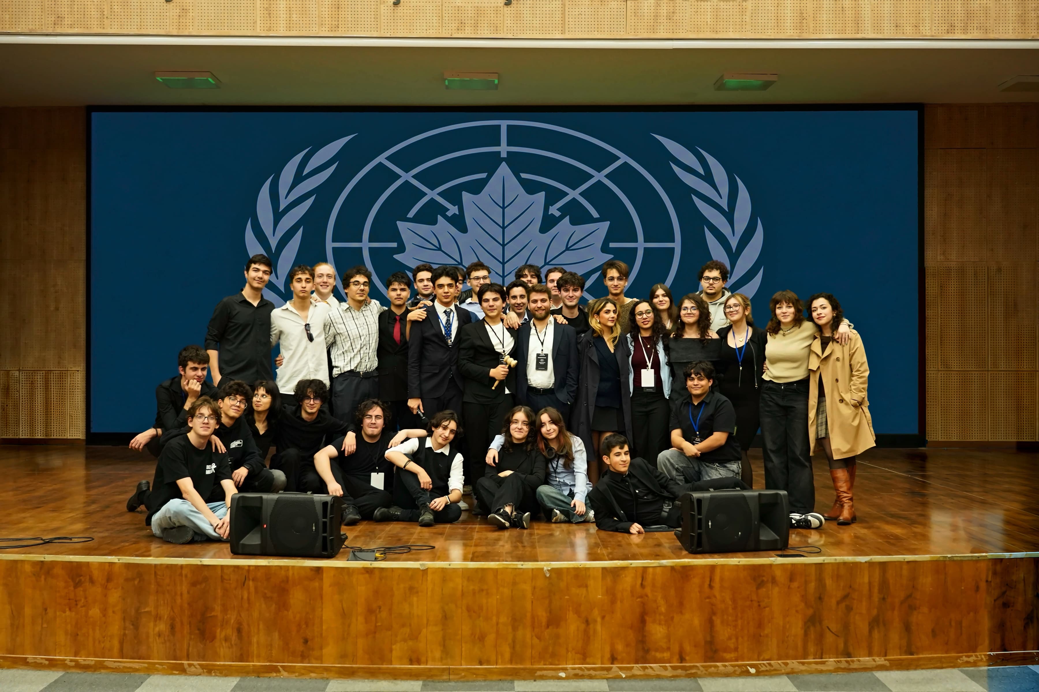 CNR MUN 2025 katılımcıları Çemberlitaş Gençlik Merkezi sahnesinde